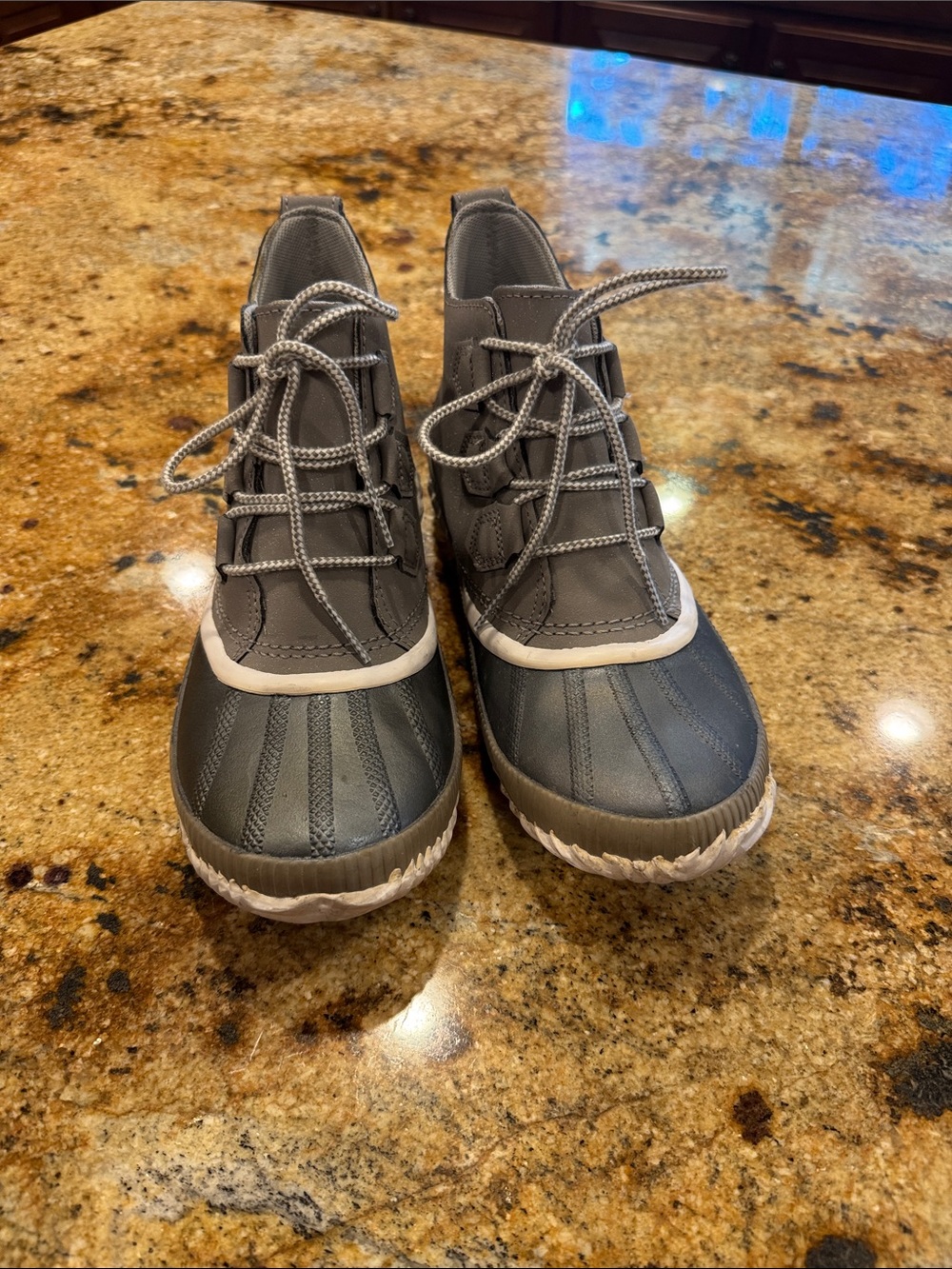 Sorrel women’s snow boots size US 9.5M. Grey color with a tiny shimmer to it.